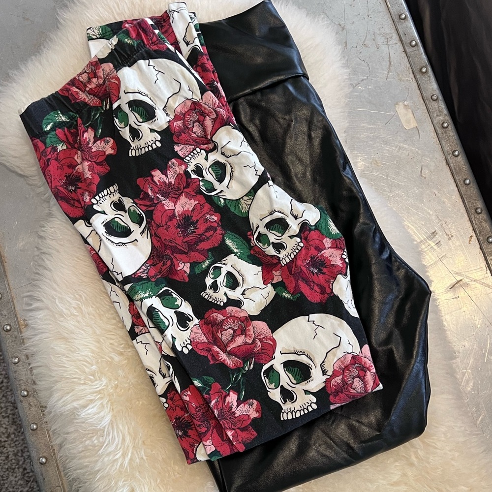 Pair of leggings medium , faux leather and skull print